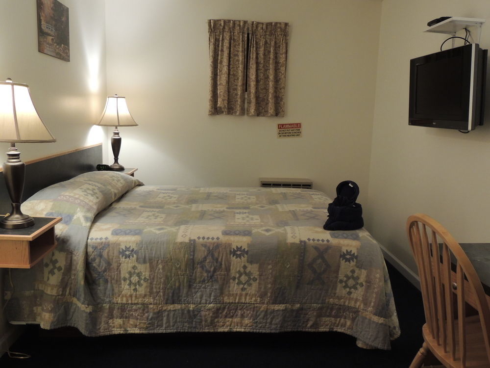100 Mile Motel & Rv Park 100 Mile House Екстериор снимка
