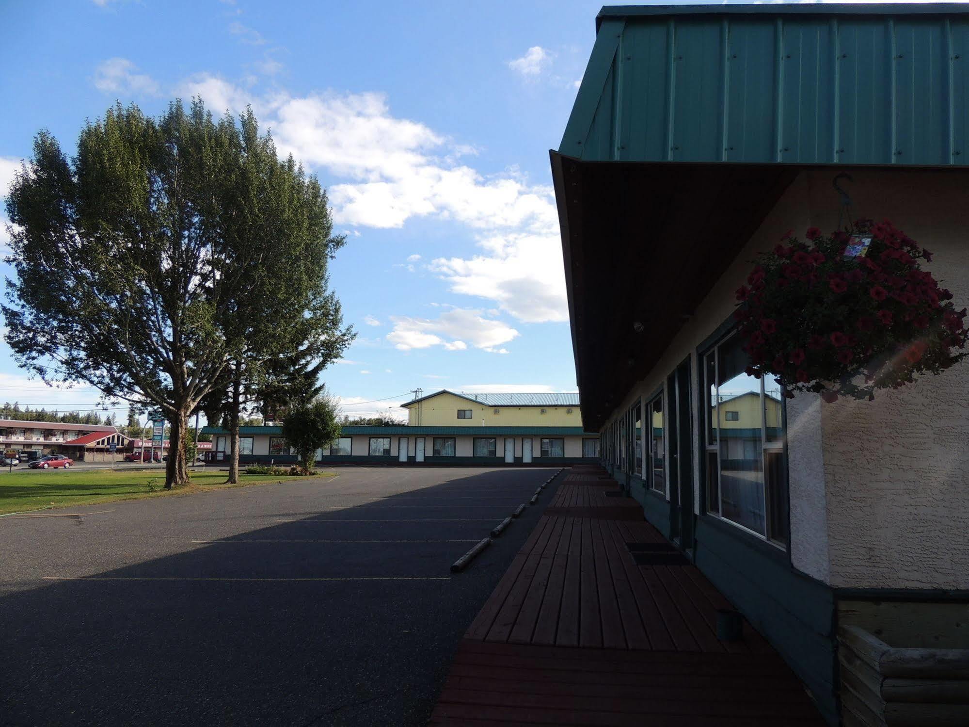 100 Mile Motel & Rv Park 100 Mile House Екстериор снимка