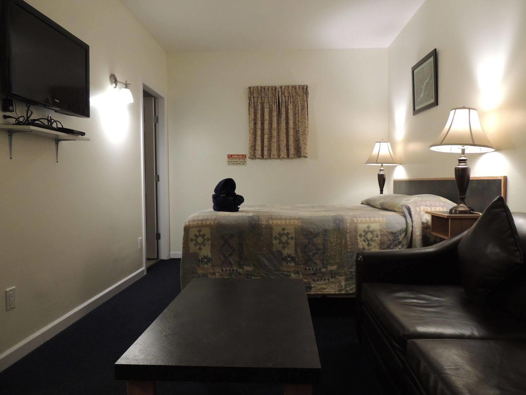 100 Mile Motel & Rv Park 100 Mile House Екстериор снимка