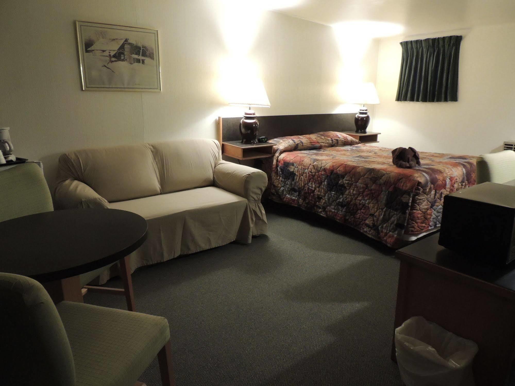 100 Mile Motel & Rv Park 100 Mile House Екстериор снимка