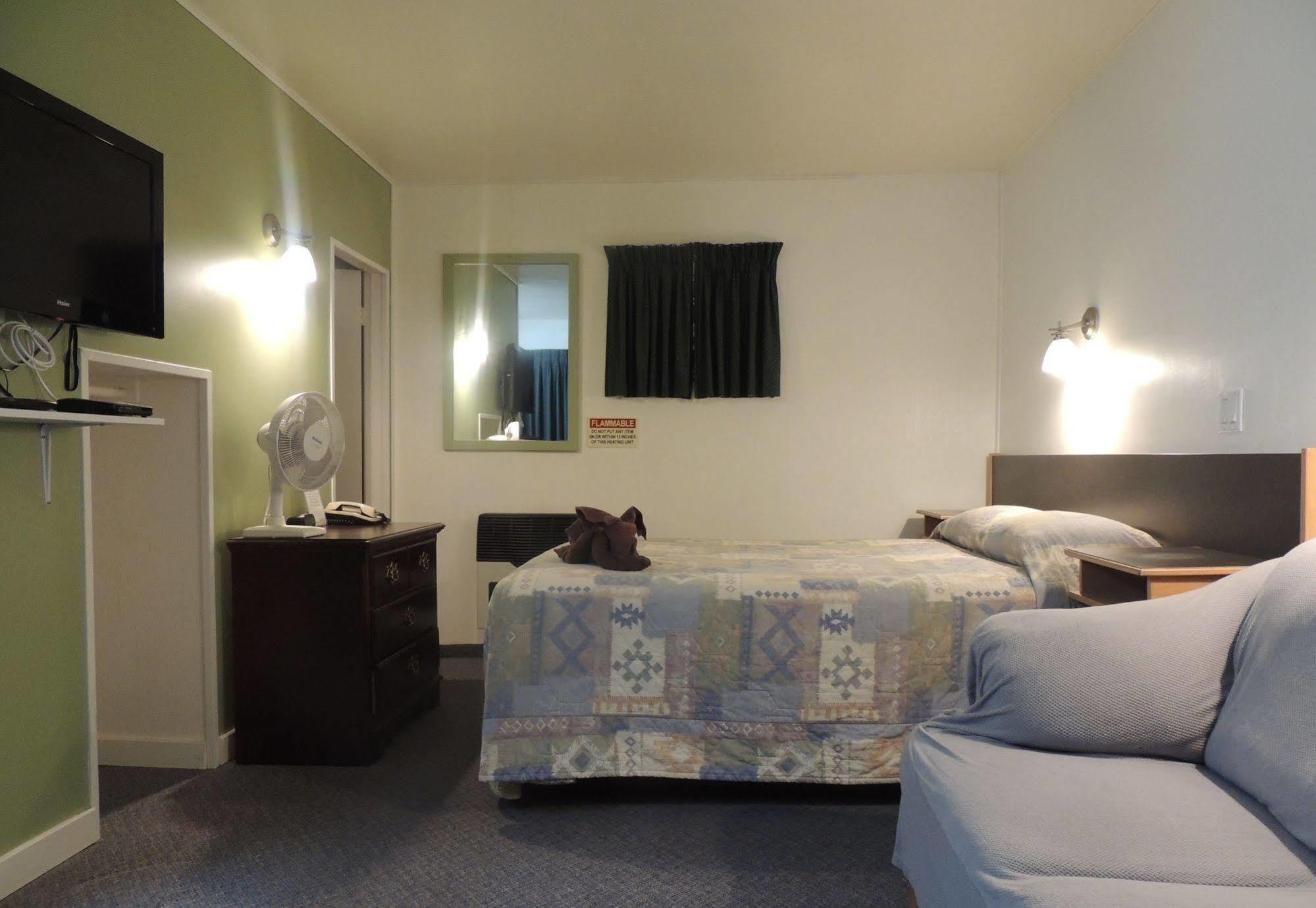 100 Mile Motel & Rv Park 100 Mile House Екстериор снимка