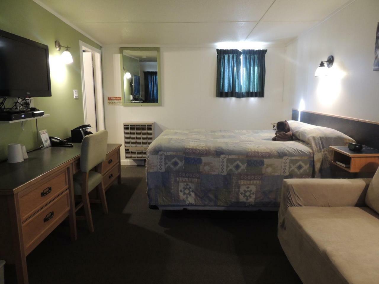 100 Mile Motel & Rv Park 100 Mile House Екстериор снимка