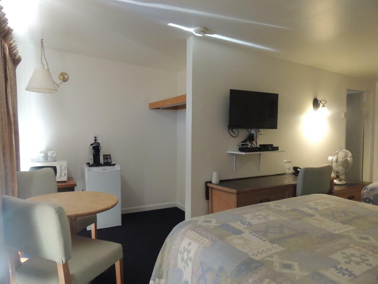 100 Mile Motel & Rv Park 100 Mile House Екстериор снимка