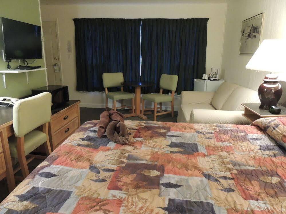 100 Mile Motel & Rv Park 100 Mile House Екстериор снимка